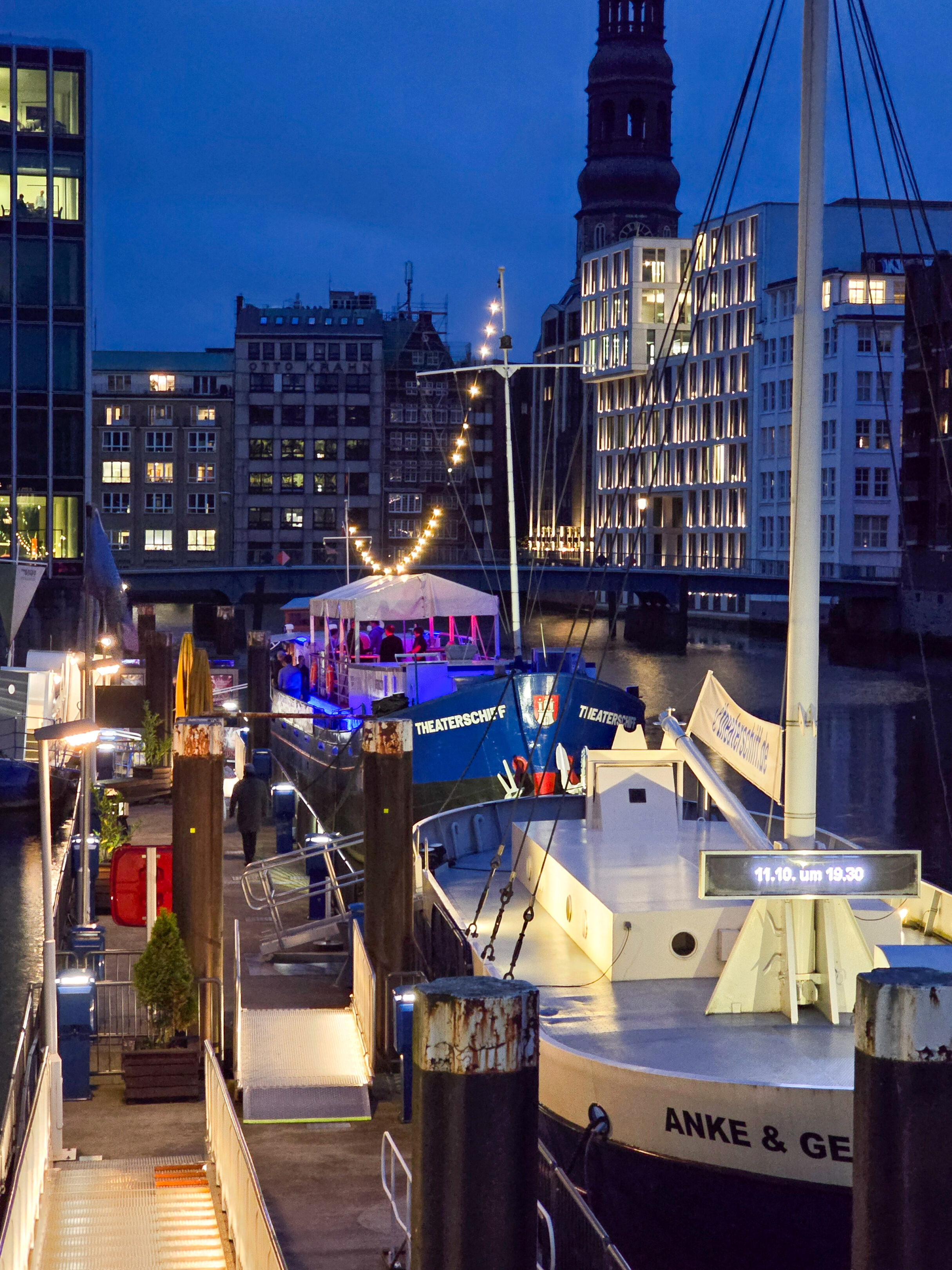 Theaterschiff Hamburg abends_c_Christoph O Hofbauer